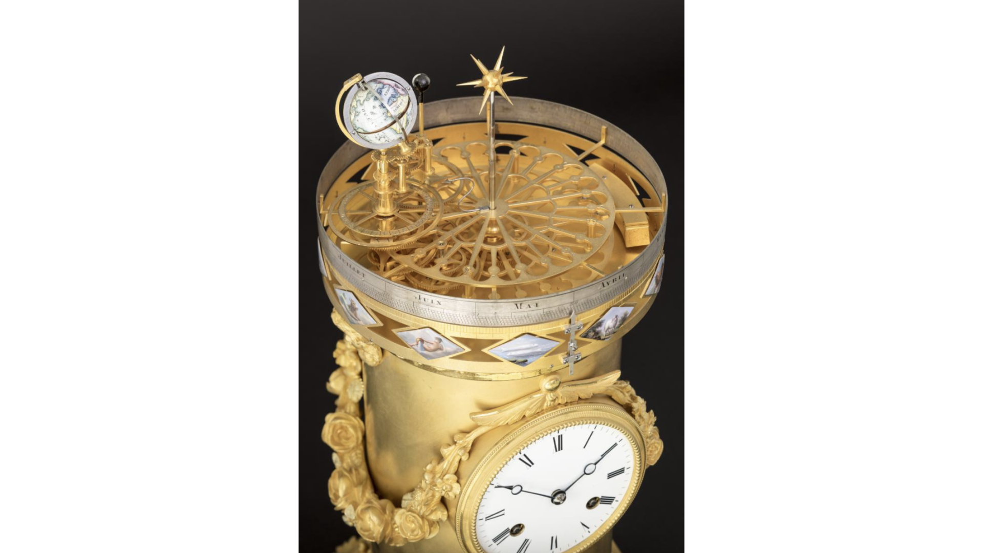 Cette pendule à planétaire tellurium (François-Ducommun-dit-Boudry, 1763 - 1839) fait partie des 120 objets qui ont été envoyés temporairement à Shangaï.