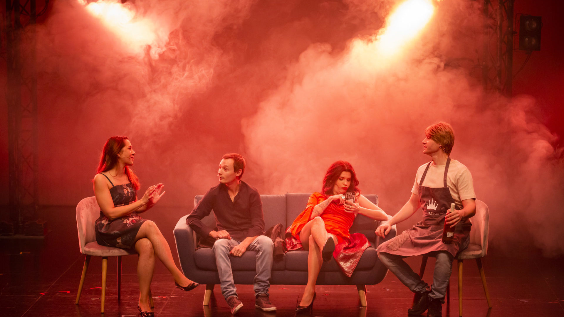 L’équipe de la Revue, ici lors de l’édition 2022. Si Jacques Mooser saute un tour, Maureen Béguin entre en scène et Pierre Aucaigne rejoint à l’écriture Christophe Bugnon, Vincent Kohler et Antony Mettler (mise en scène), sous la direction artistique de David Charles. (Photo : Revue neuchâteloise)