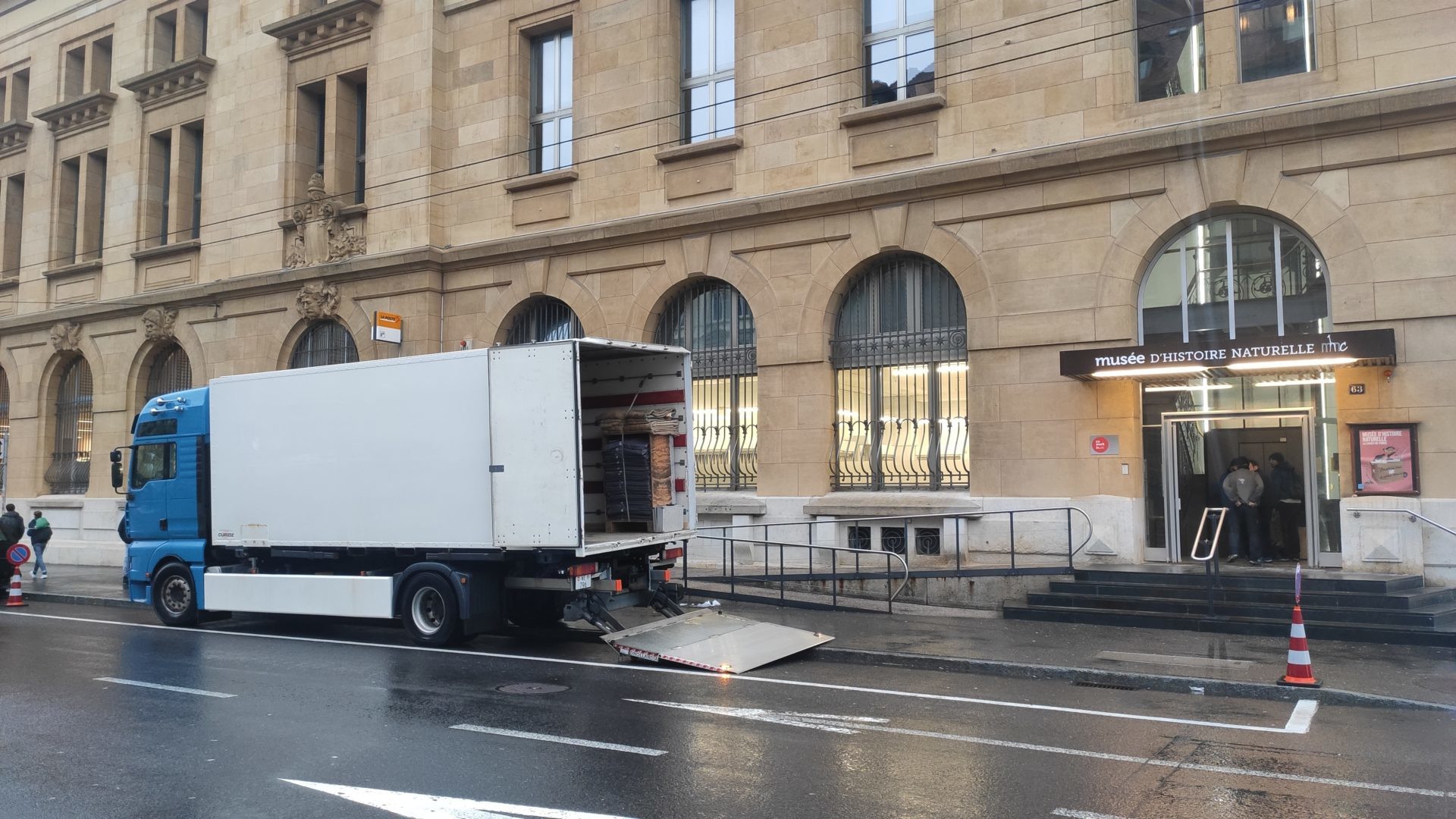 7h30 mercredi devant l'ancien MHNC : le déménagement a commencé ! Cap sur le Replat du Dahu 1 (Photo JP).