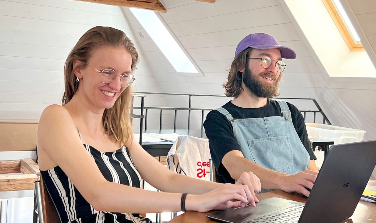 Derrière les scènes, une organisation tout sourire (Ici Zacchary Taillard et Julie Cottier) à l'image du festival. (Photo ap)