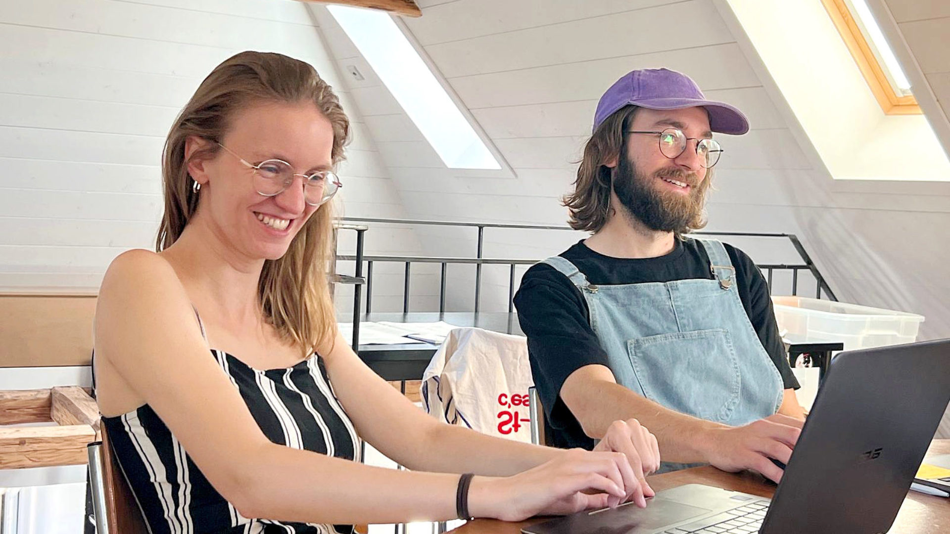 Derrière les scènes, une organisation tout sourire (Ici Zacchary Taillard et Julie Cottier) à l'image du festival. (Photo ap)