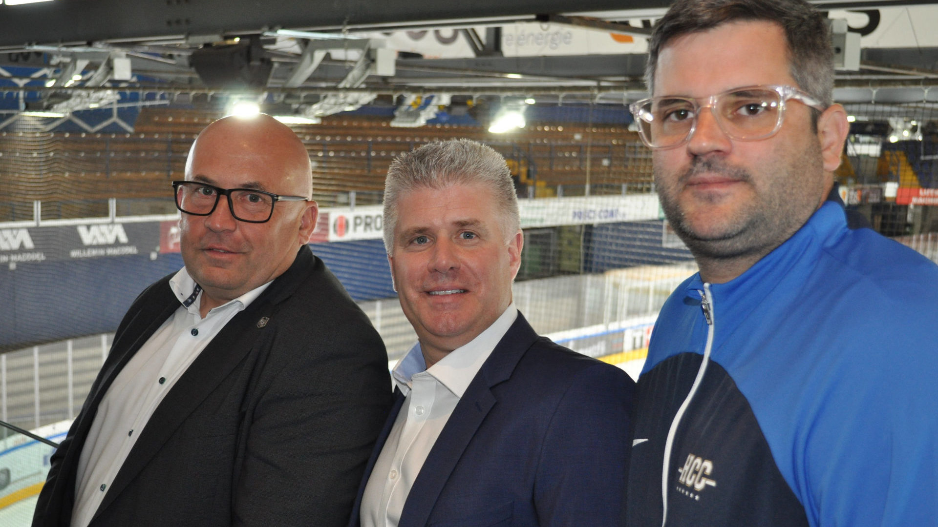Le président Calame et le directeur sportif Burkhalter encadrent le nouvel entraîneur Louis Matte. Un trio enthousiasmé par le projet de rénovation. (Photo gs-Le Ô)