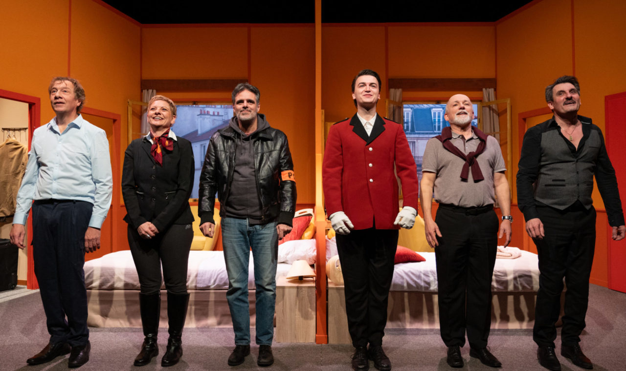 Un salut après une performance acclamée. De gauche à droite Vincent Held, Annie Favre, Jacint Margarit, Léonard Frey, Thierry Hild et Alain Jacot (photo la compagnie des Abeilles)