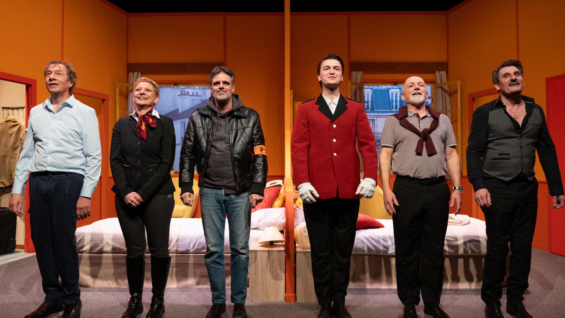 Un salut après une performance acclamée. De gauche à droite Vincent Held, Annie Favre, Jacint Margarit, Léonard Frey, Thierry Hild et Alain Jacot (photo la compagnie des Abeilles)