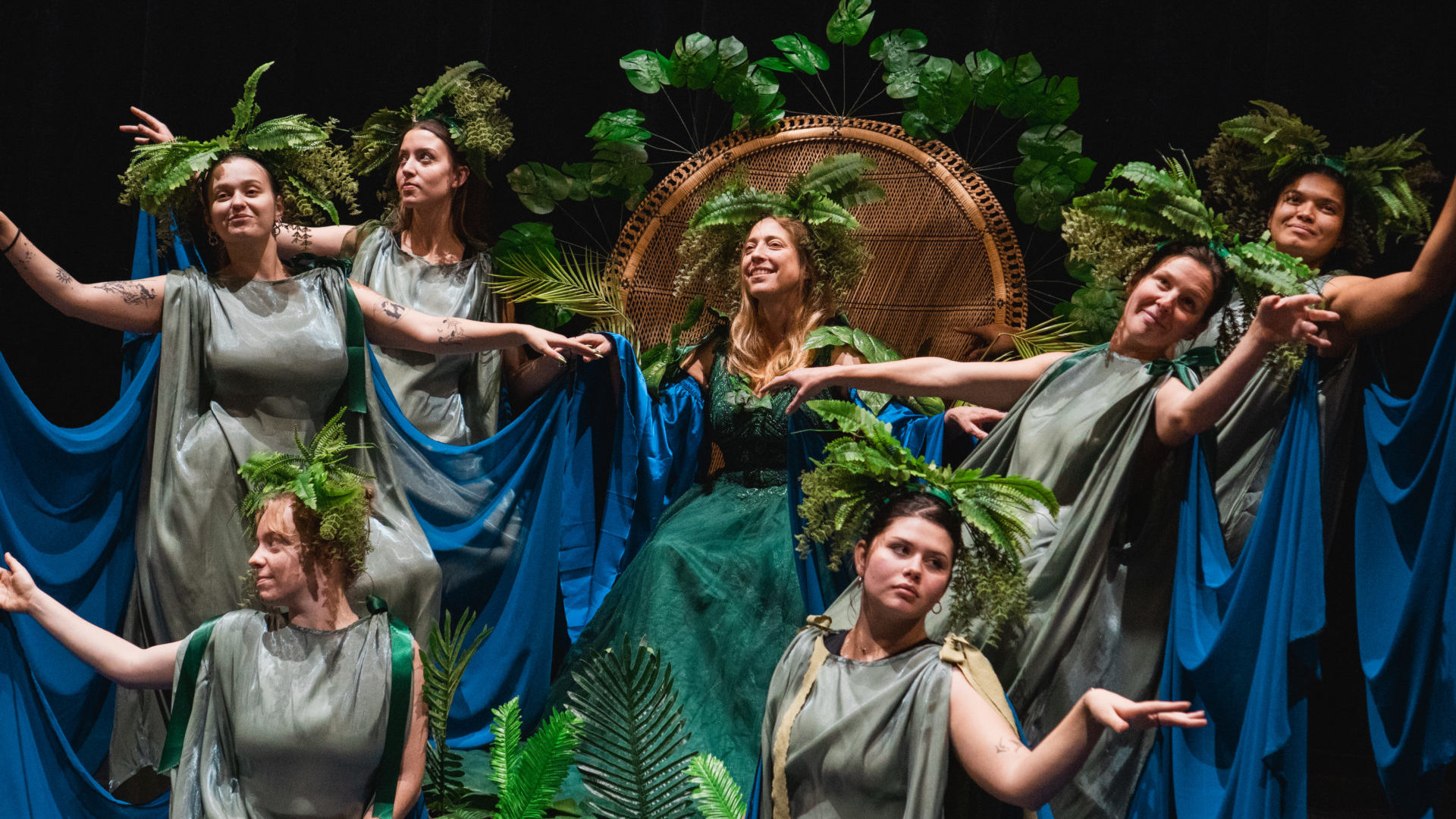 La Dame du Lac (Floriane Iseli) et ses Filles du Lac. (photo Léa Pheulpin)