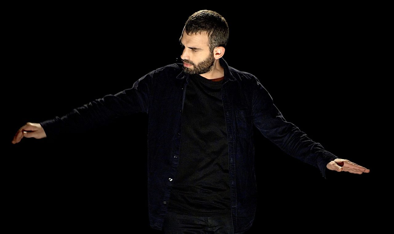 Christophe « Stan » Carotenuto se contorsionne sur scène pour mieux donner vie aux tableaux . 
(Photo Jeanne Degois)