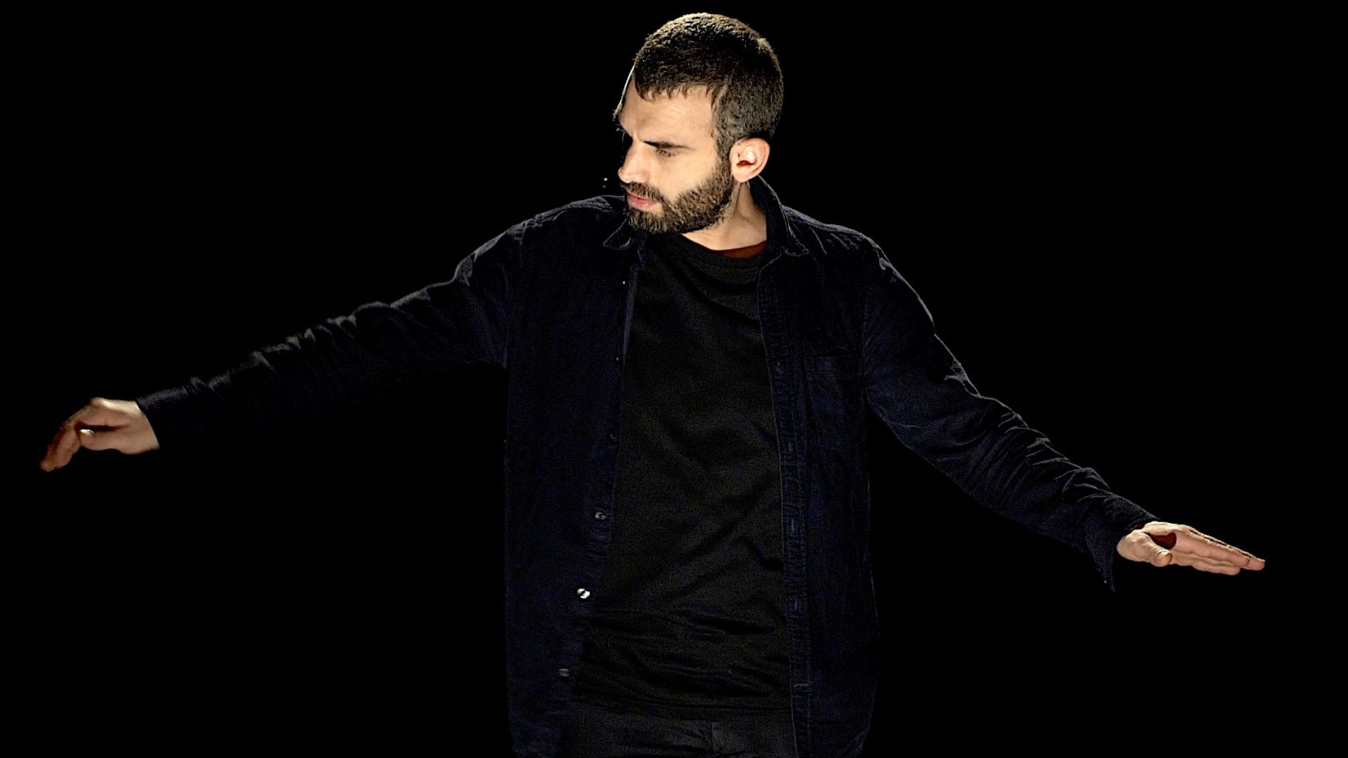 Christophe « Stan » Carotenuto se contorsionne sur scène pour mieux donner vie aux tableaux . 
(Photo Jeanne Degois)