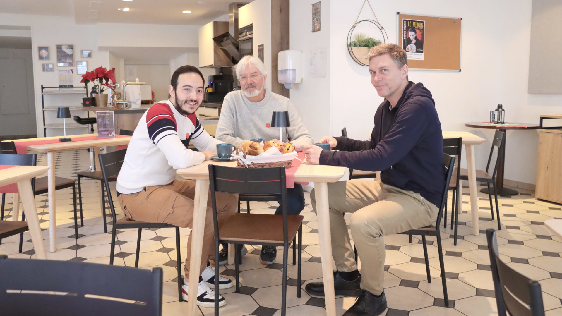 Luca, Pierre et Vincent se sentent seuls sur cette photo. Leur tiendrez-vous compagnie, vendredi matin, autour d’un café-croissant ? (photo kva)