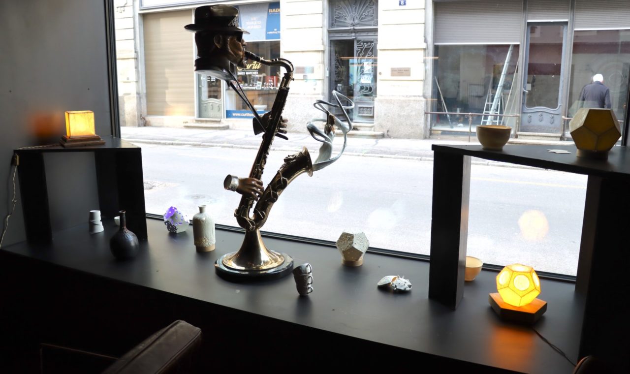 Image : Kevin Vaucher. Quatrième vitrine du parcours : 
0rigali  - Place de la Carmagnole. Artiste :
NAllAN (Céramique)