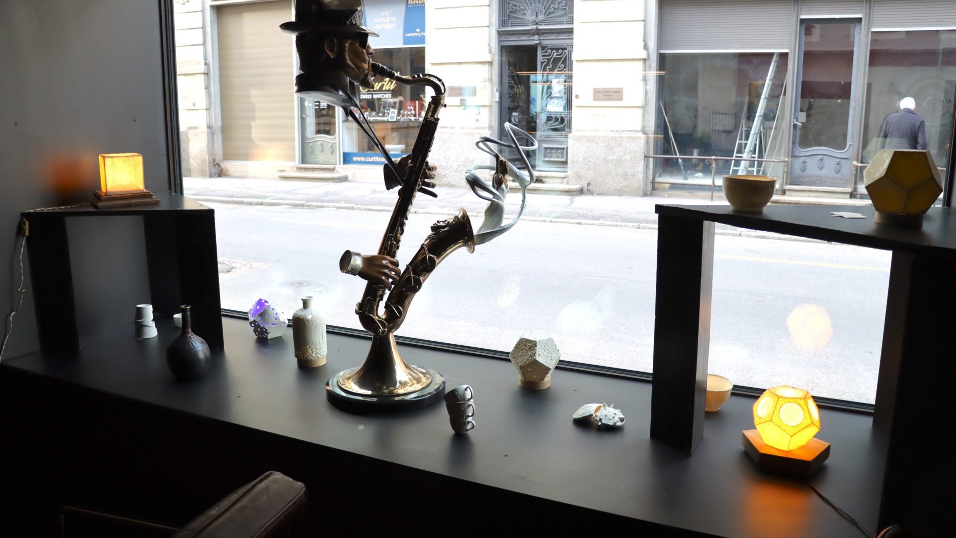 Image : Kevin Vaucher. Quatrième vitrine du parcours : 
0rigali  - Place de la Carmagnole. Artiste :
NAllAN (Céramique)