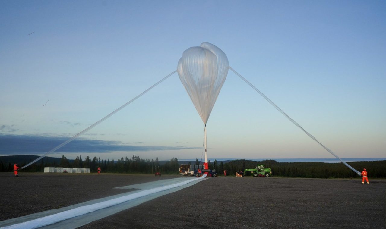 Préparation du ballon strastosphérique du    CNES, à Toulouse, qui réalise des missions plus longues grâce aux panneaux solaires    du CSEM. (CNES/Prodigima, R. Gaboriaud)