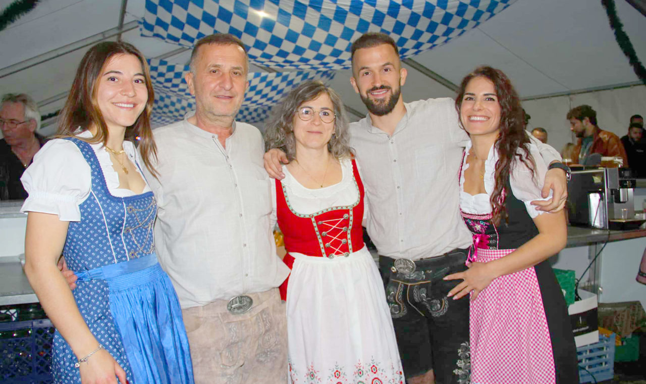 Le Chaux-de-Fonnier Astrit Hajda (2e depuis la droite) organise le Bierfest pour la troisième fois cette année.