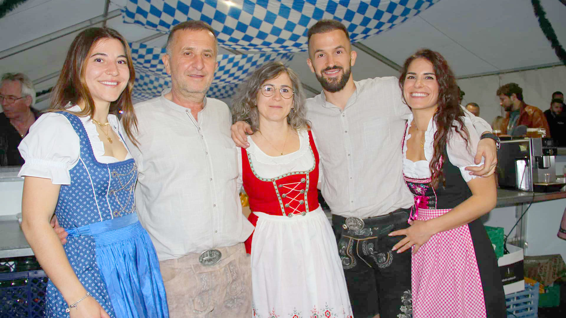 Le Chaux-de-Fonnier Astrit Hajda (2e depuis la droite) organise le Bierfest pour la troisième fois cette année.