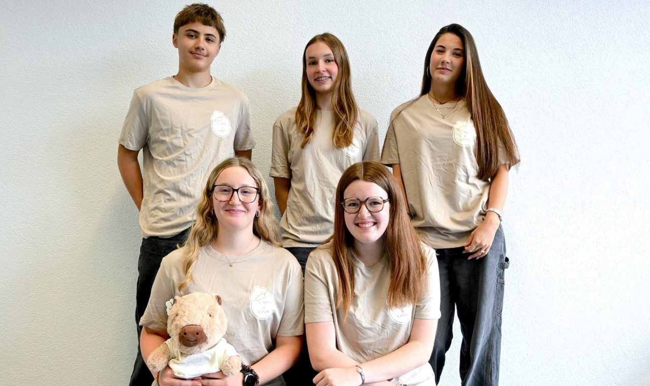 Les cinq lycéens (de gauche à droite) Charles Maier, Meloé Kurth, Eloa Marsili, (en bas) Gaia Zanivan, Inès Vuille découvrent le monde de l’entrepreneuriat grâce au programme YES.