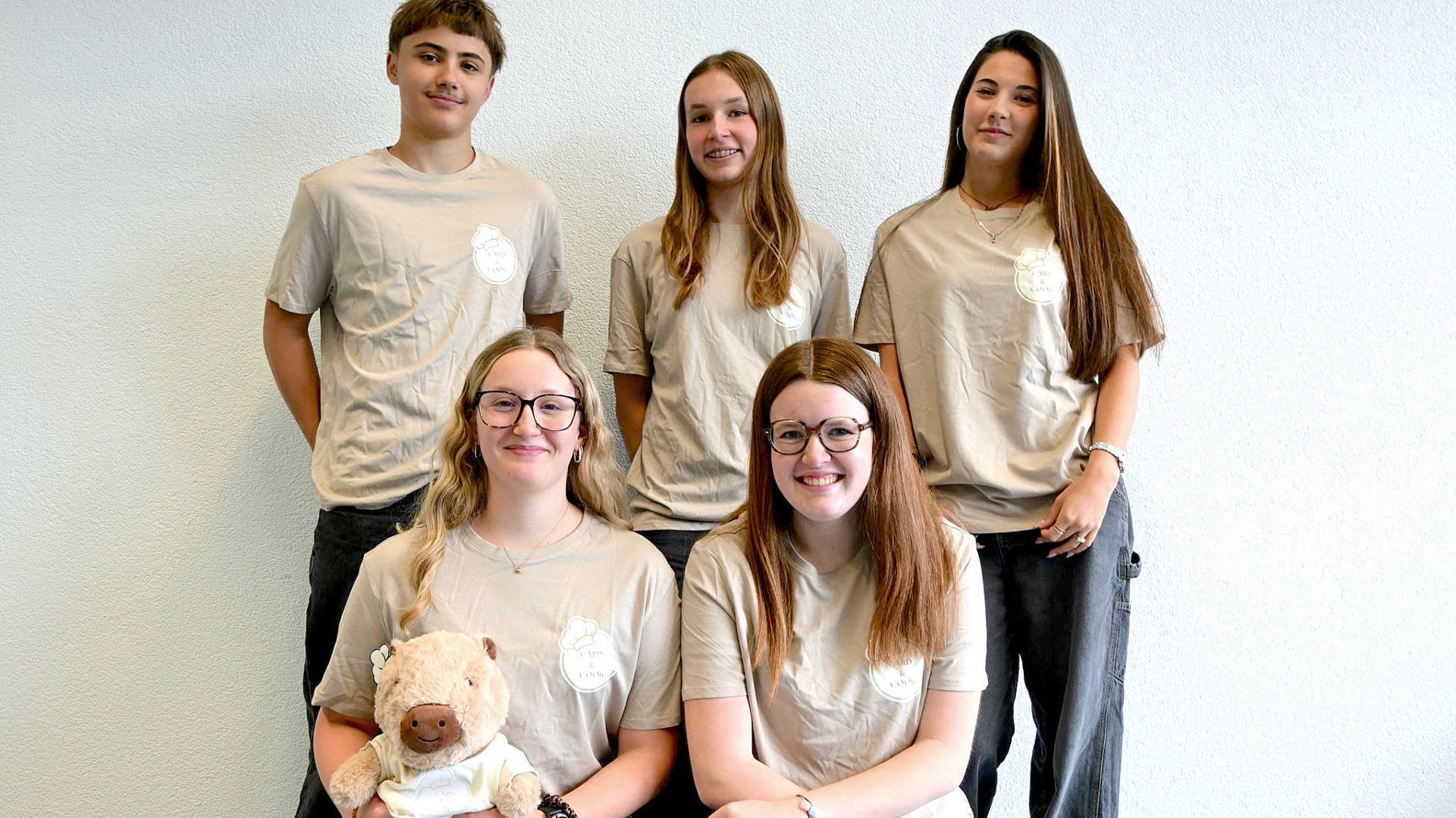 Les cinq lycéens (de gauche à droite) Charles Maier, Meloé Kurth, Eloa Marsili, (en bas) Gaia Zanivan, Inès Vuille découvrent le monde de l’entrepreneuriat grâce au programme YES.