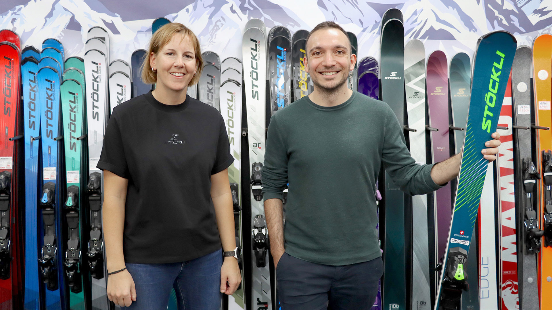 Chasse trésor . Céline Berger pose avec notre gagnant Pierluigi Giosi dans le magasin Pro Shop, théâtre de l'épreuve finale