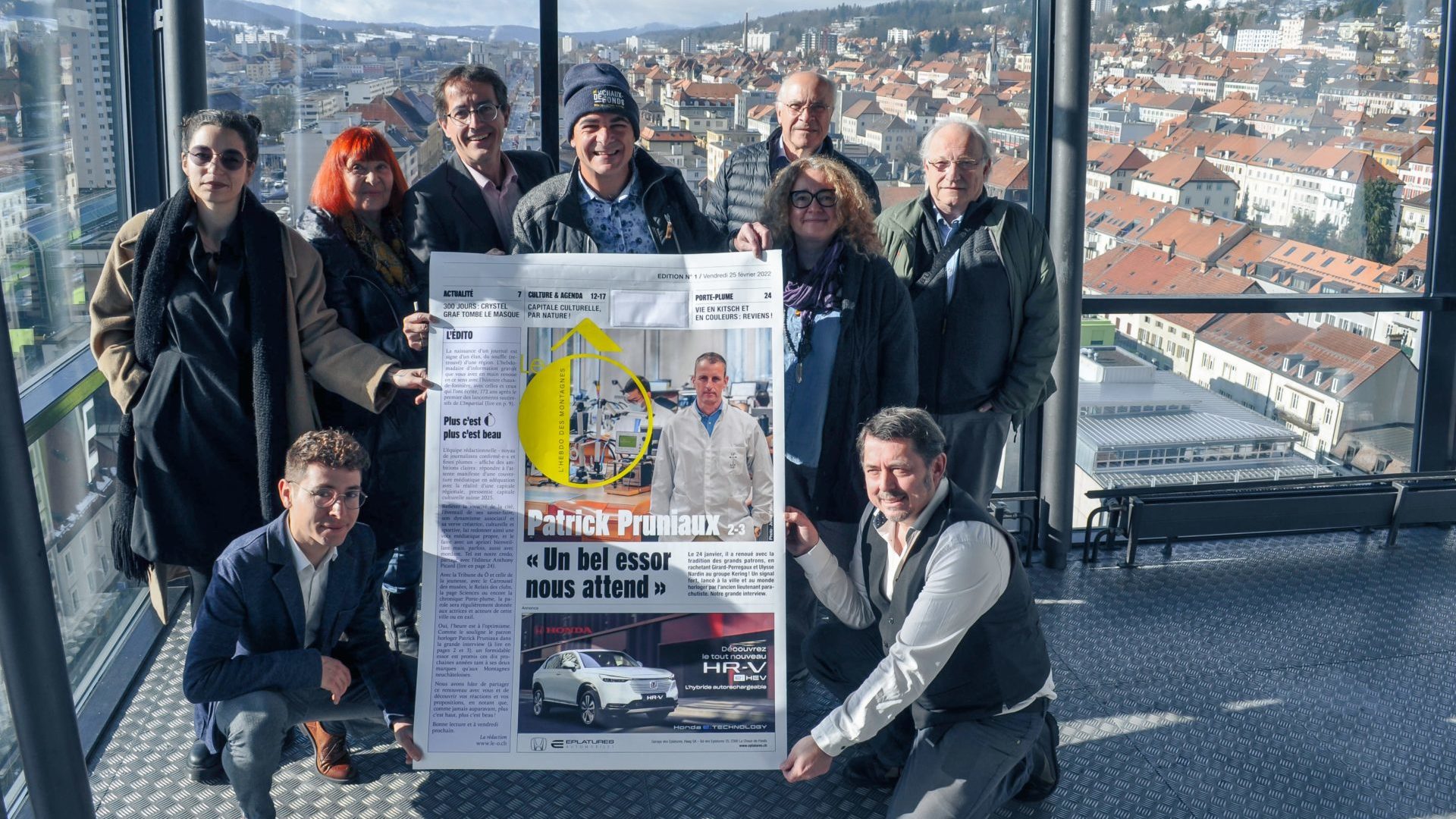 L’équipe en constitution présente sa première Une : Eleanor Pescante, Justin Paroz, Françoise Boulianne Redard,
Giovanni Sammali (rédacteur en chef nommé), Anthony Picard (éditeur), Dunia Mirales, François Hainard, Nicolas
Sjöstedt (accroupi), et François Nussbaum. (Photo Olivier Odiet).