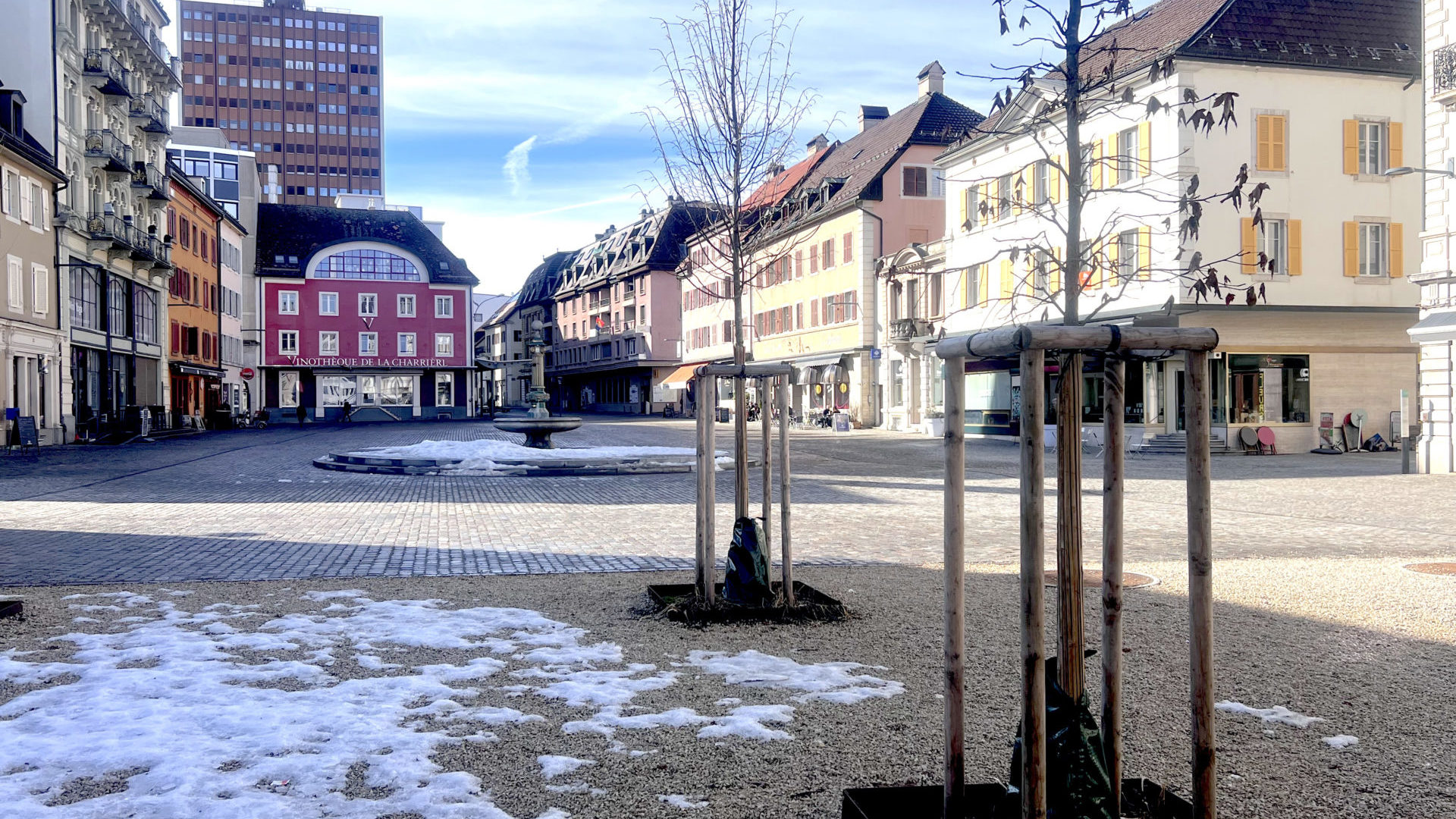 Une image bien trompeuse de la Chaux-de-Fonds. L'ensoleillée place du Marché est un atout et un symbole du renouveau de l'attractivité de la Métropole horlogère selon les autorités. (photo ap)