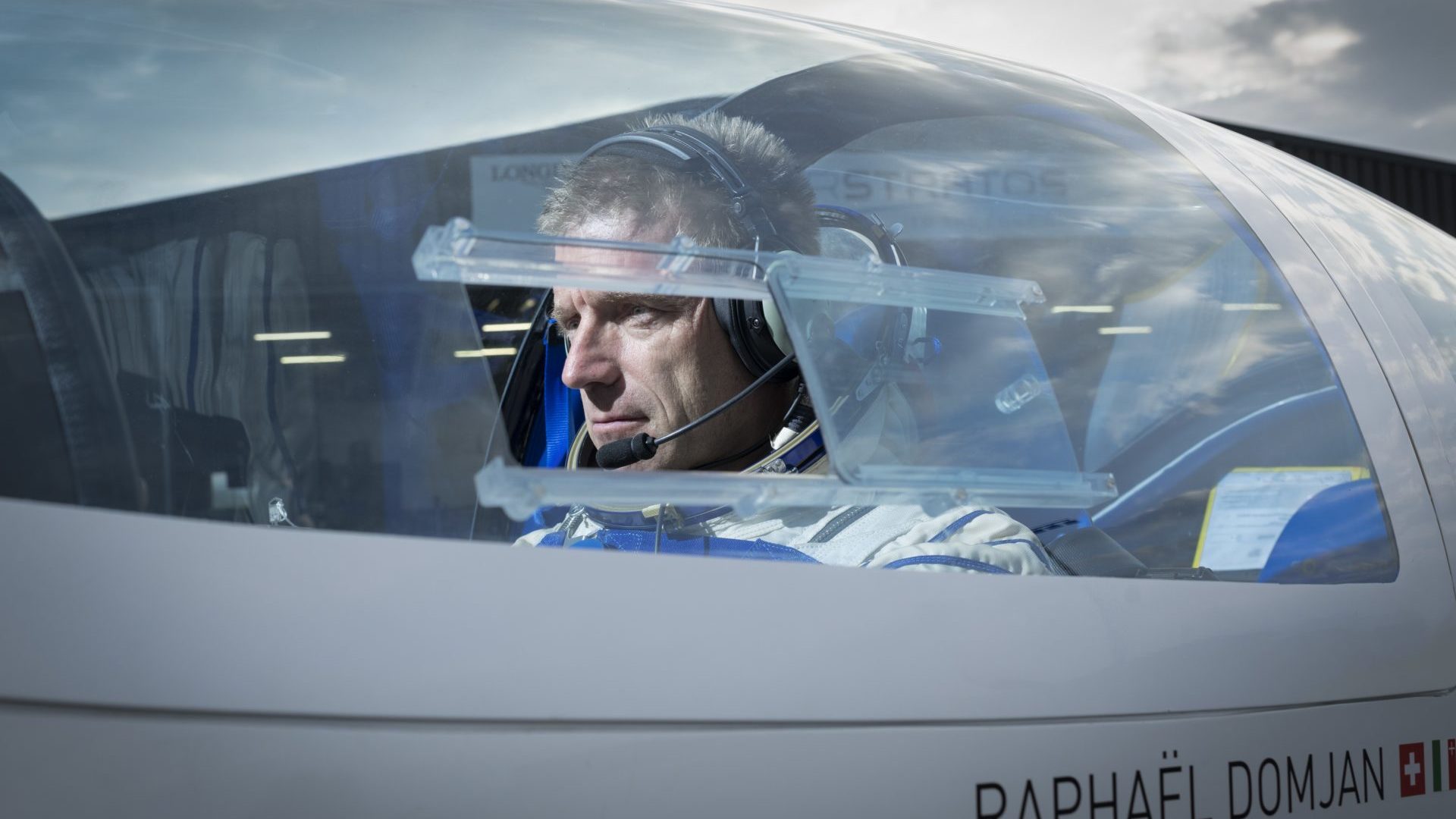 Raphaël Domjan aux commandes de SolarStratos, 
du niveau de la mer à la stratosphère.