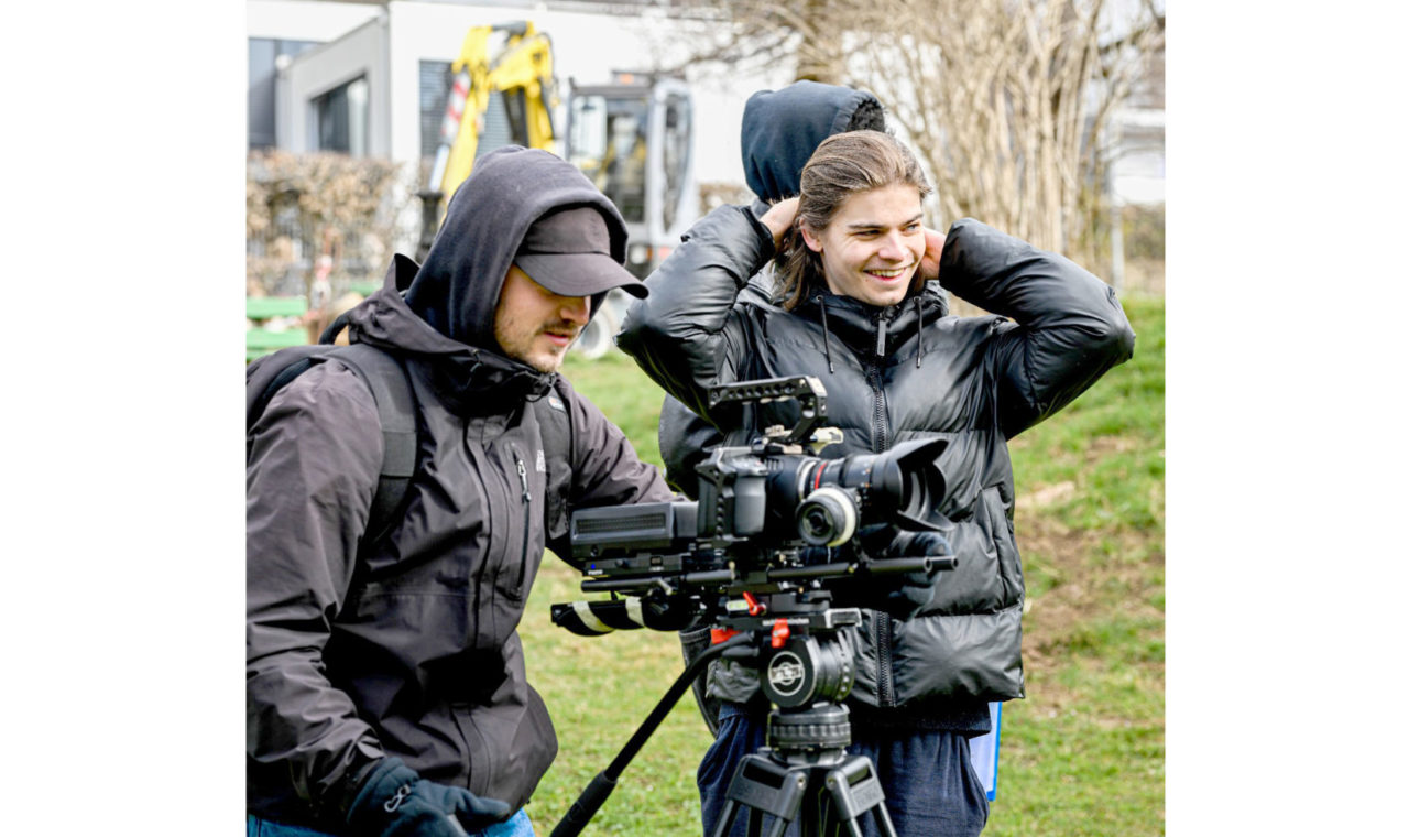 Le cameraman Benjamin Eggenberger (à gauche) et Pol Barrelet (à droite)
ont rencontré plusieurs petits problèmes durant le tournage dus notamment aux travaux. (photo Serena Bamba)
