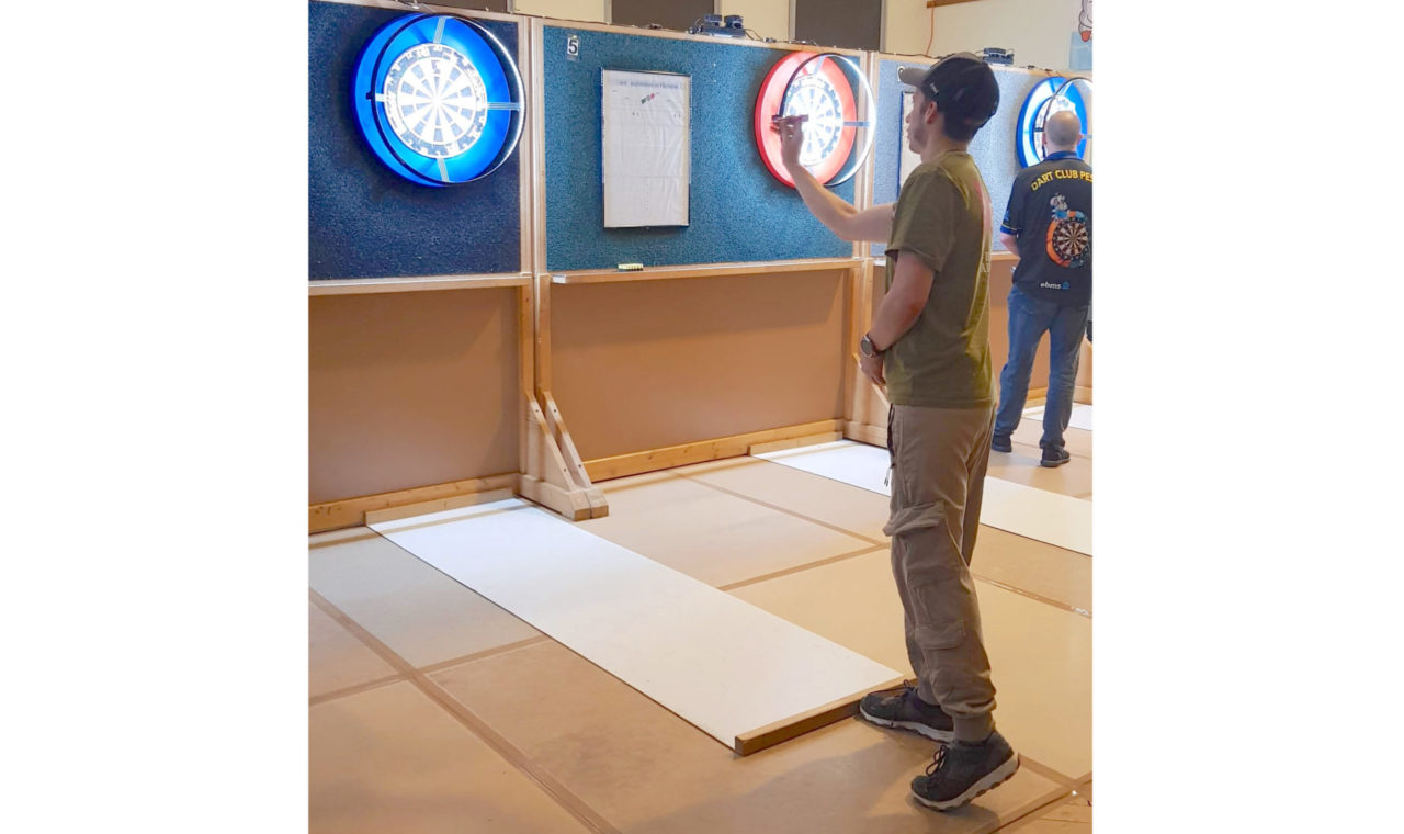 Fabio, joueur chaux-de-fonnier des DC Coyote, en pleine concentration pour battre son adversaire afin d’accéder à la première place de son groupe. (photo ape)