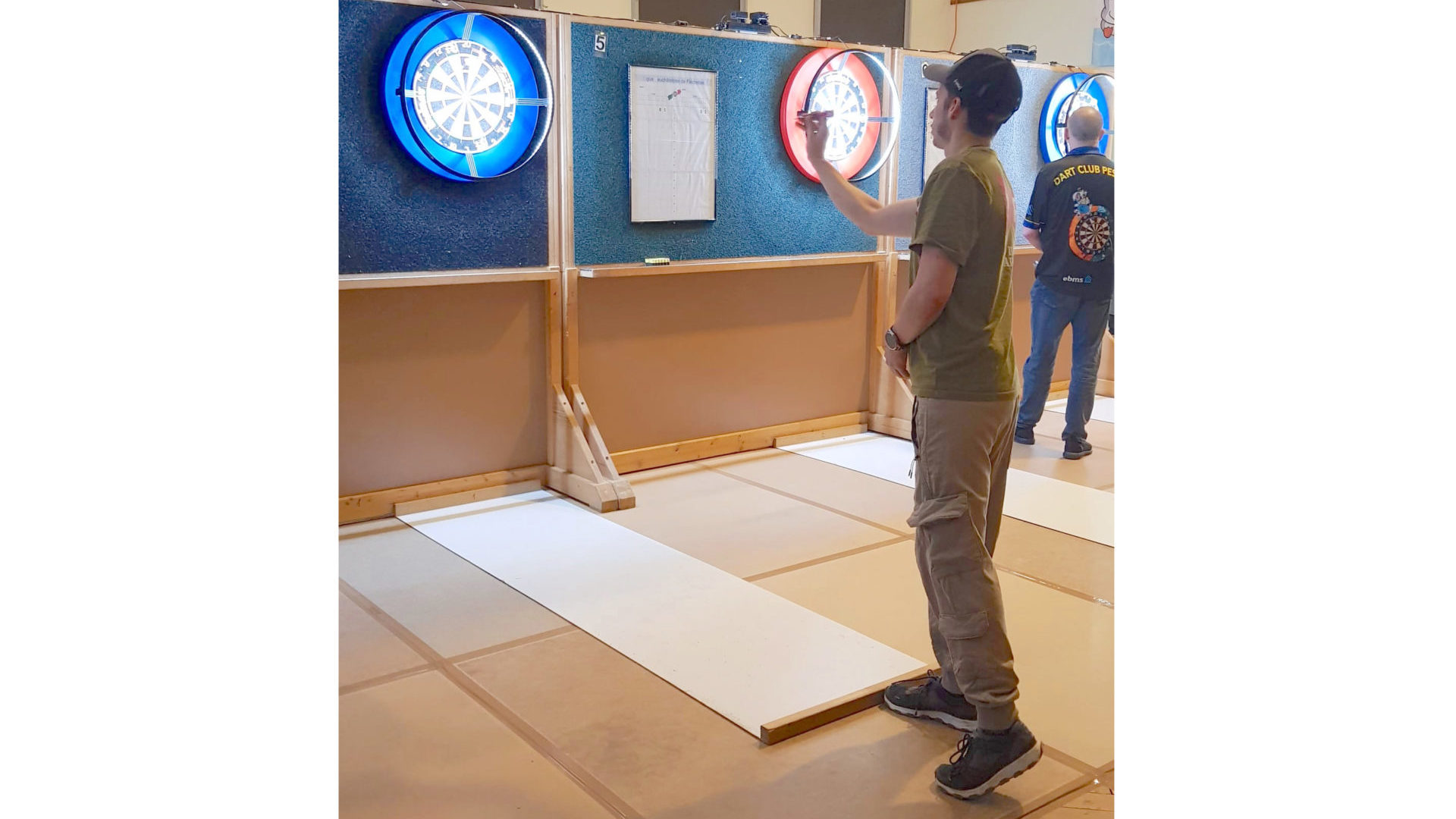 Fabio, joueur chaux-de-fonnier des DC Coyote, en pleine concentration pour battre son adversaire afin d’accéder à la première place de son groupe. (photo ape)