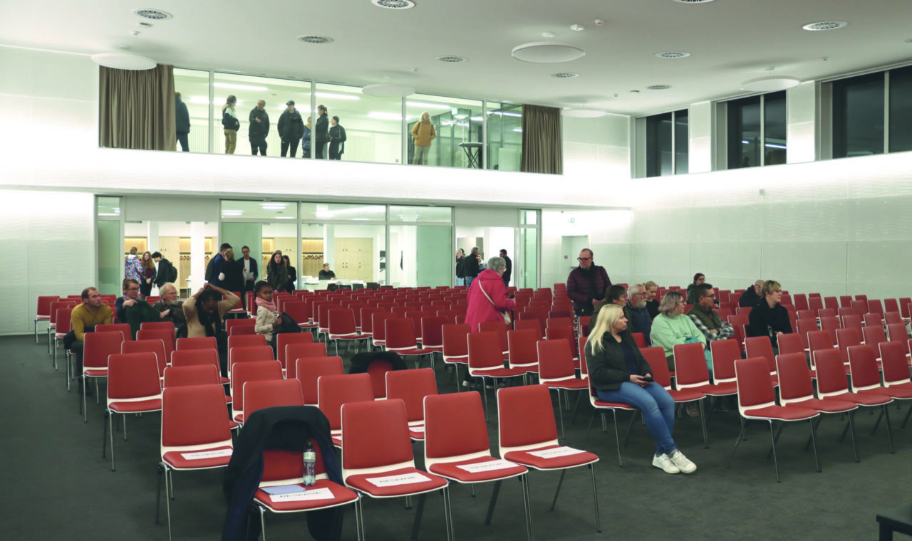 Tous ceux qui sont passés par le collège des Forges l'ont déjà ressentie, cette aura si particulière qui se dégage du lieu de savoir et de transmission. En étudiant aux Forges, on entre dans une grande famille. Des années plus tard, dire que tu es passé par ses bâtiments est un point d'ancrage pour beaucoup par ici. C'est un repère, au même titre que le sont ses immortels stores en tissu blanc et vert. Depuis le 30 octobre, un nouveau marqueur est venu s'ajouter au collège : une aula magnifique et fonctionnelle, inaugurée il y a quelques jours par la chorale Forge-Endroits ! Nous y étions !