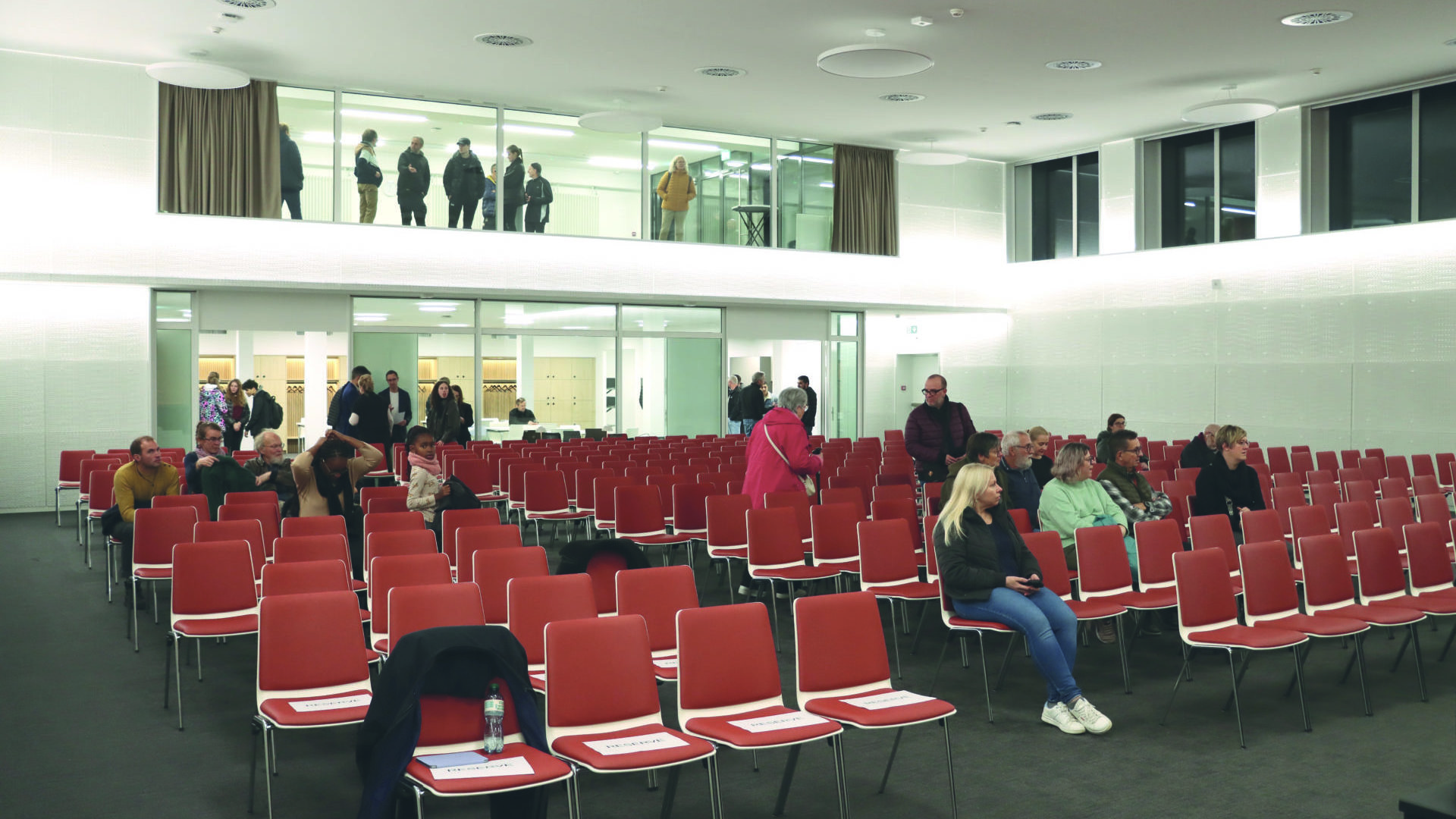 Tous ceux qui sont passés par le collège des Forges l'ont déjà ressentie, cette aura si particulière qui se dégage du lieu de savoir et de transmission. En étudiant aux Forges, on entre dans une grande famille. Des années plus tard, dire que tu es passé par ses bâtiments est un point d'ancrage pour beaucoup par ici. C'est un repère, au même titre que le sont ses immortels stores en tissu blanc et vert. Depuis le 30 octobre, un nouveau marqueur est venu s'ajouter au collège : une aula magnifique et fonctionnelle, inaugurée il y a quelques jours par la chorale Forge-Endroits ! Nous y étions !