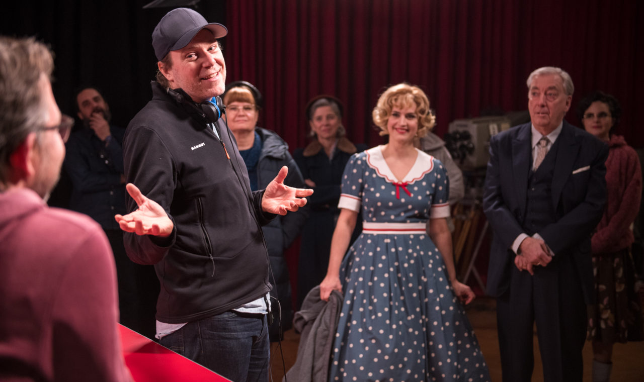 Pierre Monnard (avec la casquette) réalise un nouveau long-métrage suisse avec un budget de 5,3 millions. Salut Betty met à l’honneur Emmi Creola (Sarah Spale), inventrice de Betty Bossi. (photo dr)