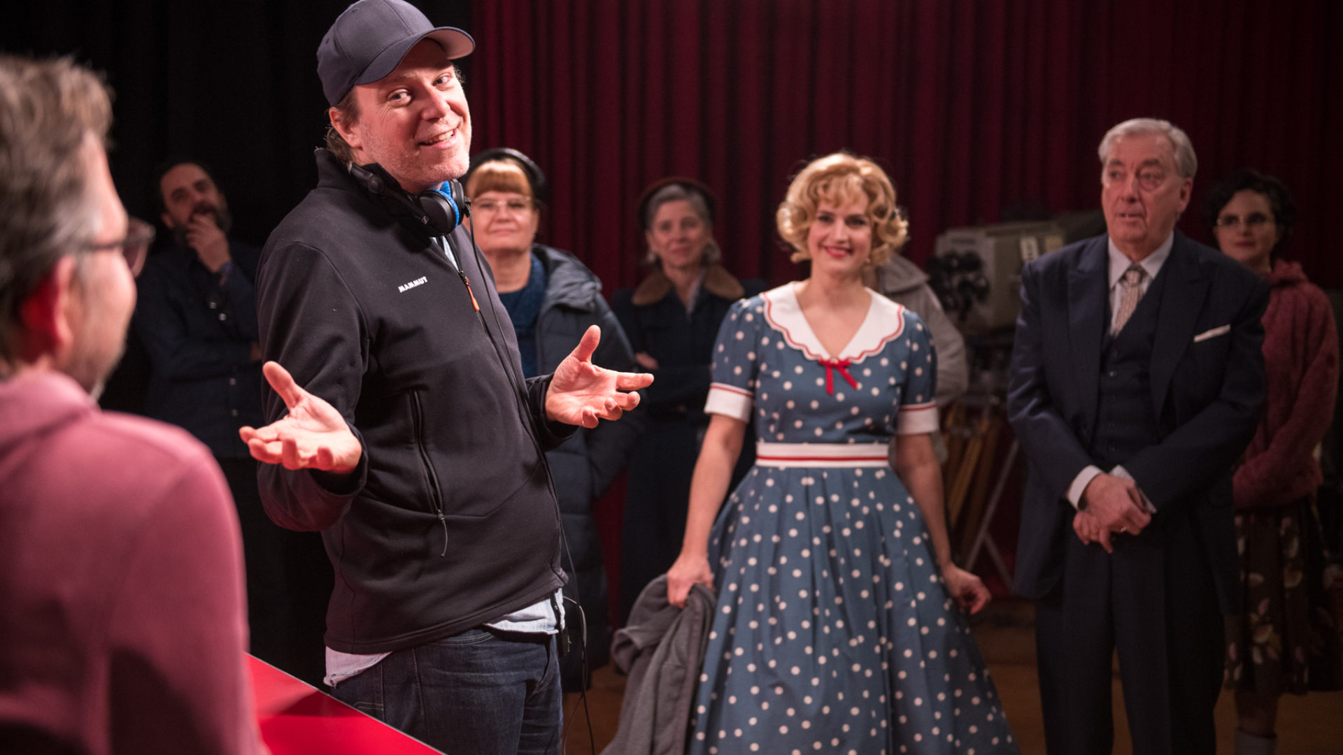 Pierre Monnard (avec la casquette) réalise un nouveau long-métrage suisse avec un budget de 5,3 millions. Salut Betty met à l’honneur Emmi Creola (Sarah Spale), inventrice de Betty Bossi. (photo dr)