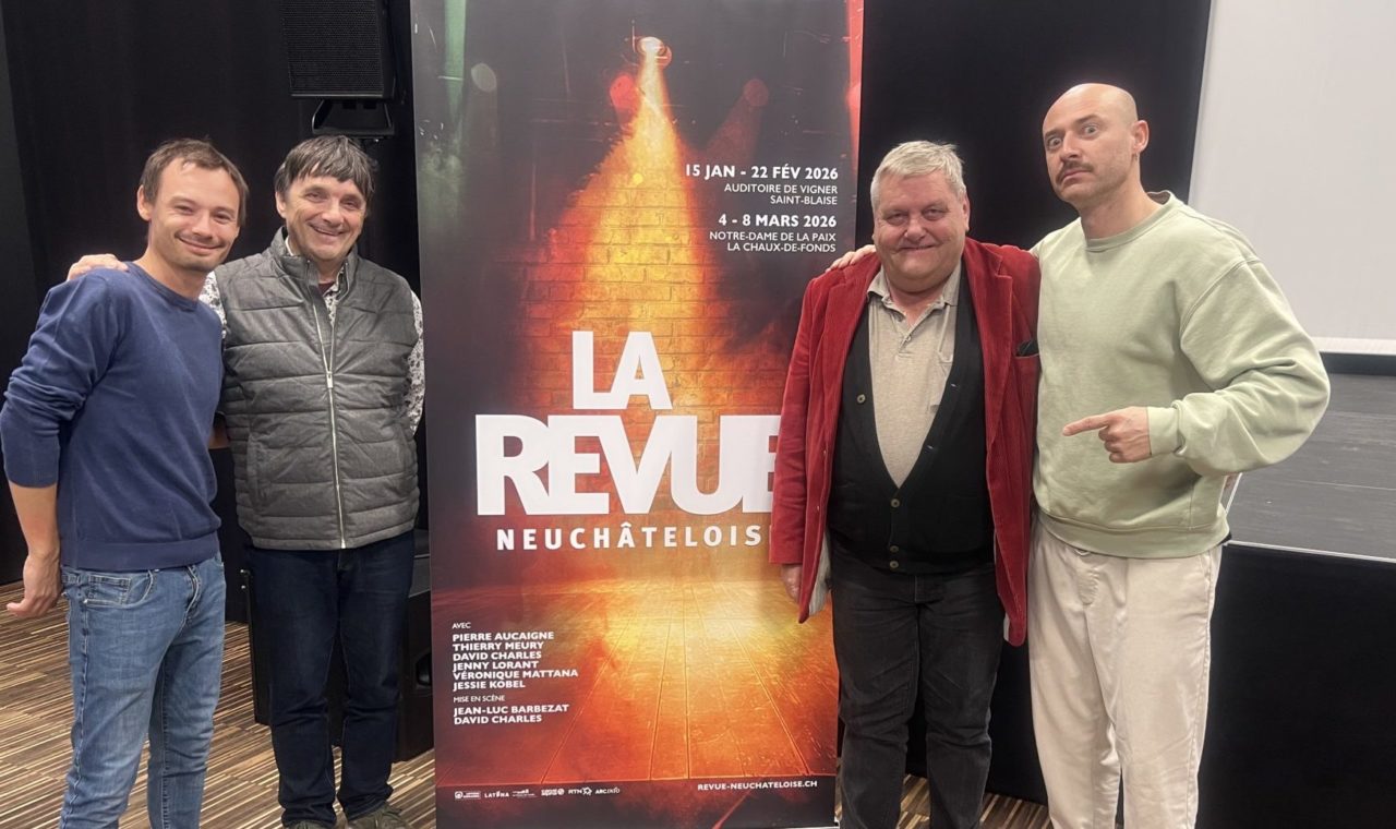Quatre des 6 saltimbanques de la Revue neuchâteloise (Véronique Mattana et Jenny Lorant absents de la photo) dévoilent l’affiche de cette nouvelle édition. 
De gauche à droite, Jessie Kobel, Pierre Aucaigne, Thierry Meury et David Charles ©AP