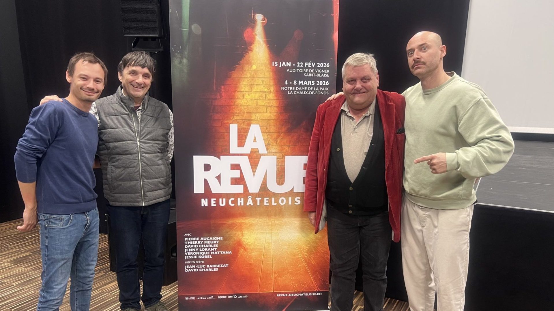 Quatre des 6 saltimbanques de la Revue neuchâteloise (Véronique Mattana et Jenny Lorant absents de la photo) dévoilent l’affiche de cette nouvelle édition. 
De gauche à droite, Jessie Kobel, Pierre Aucaigne, Thierry Meury et David Charles ©AP