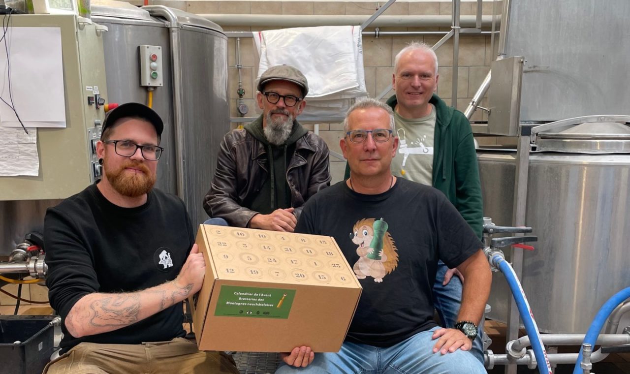 Les 4 brasseurs des Brenets : Denis Finger, Alexis Tharin, Bastien Malter Terrada et Yohan Scarpella qui produisent 6 000 litres de bière par an et ont créé 9 sortes différentes. © DR