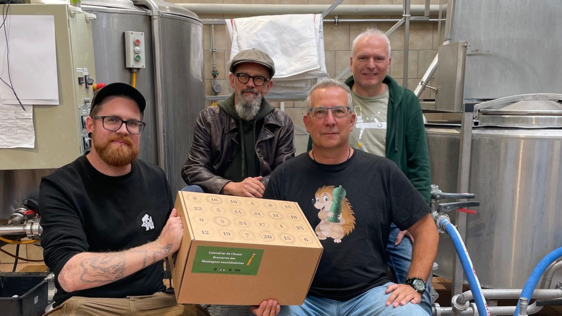 Les 4 brasseurs des Brenets : Denis Finger, Alexis Tharin, Bastien Malter Terrada et Yohan Scarpella qui produisent 6 000 litres de bière par an et ont créé 9 sortes différentes. © DR