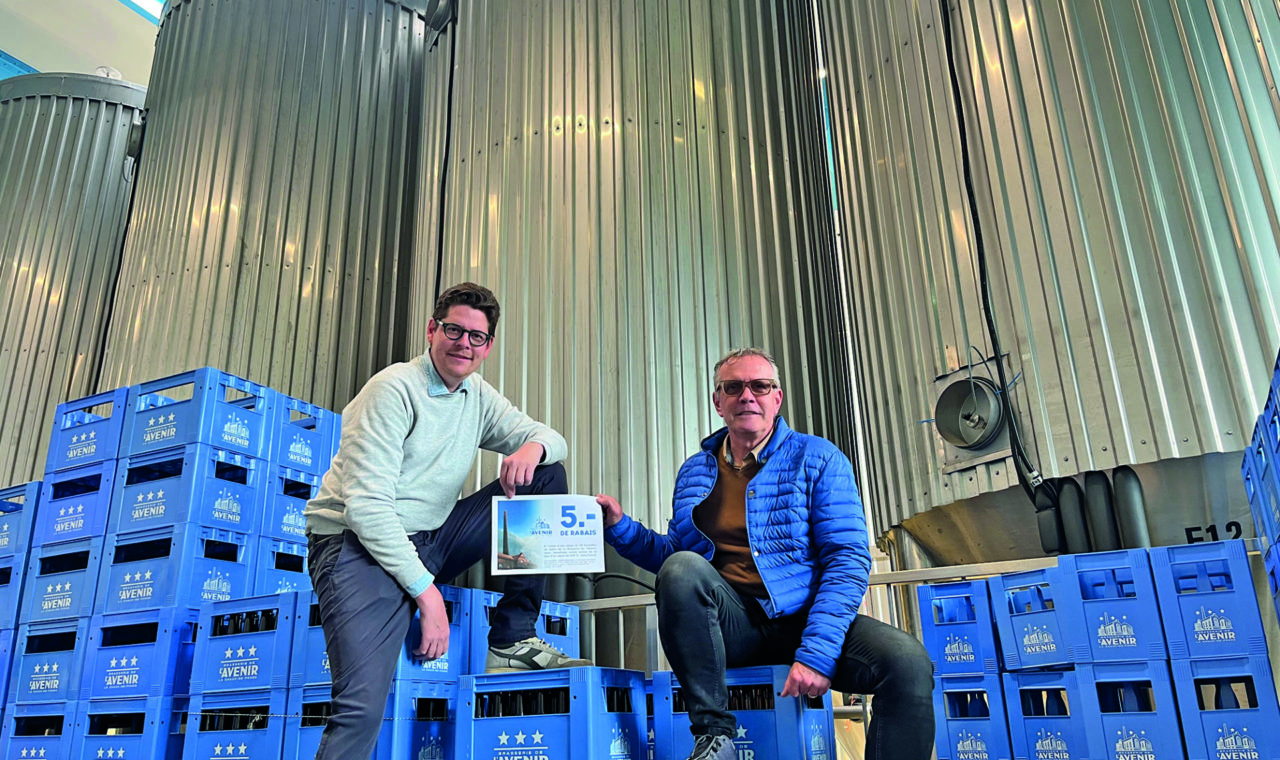 Les deux collaborateurs Jonathan Walker et Pascal Schindelholz valorisent leur bière locale à travers la méthode de la vente à quai. (ab)