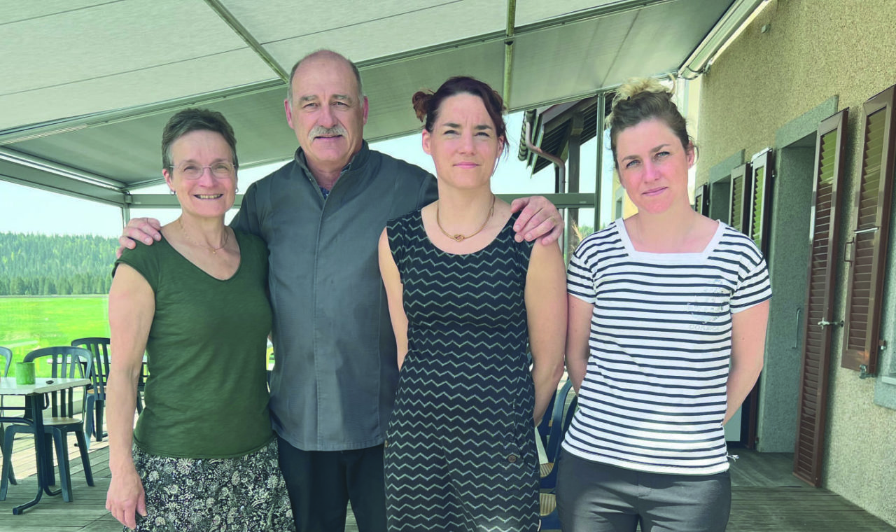 L’épouse Jocelyne et les filles Samantha et Nathalie entourent le « bichonné ». (photo ap)