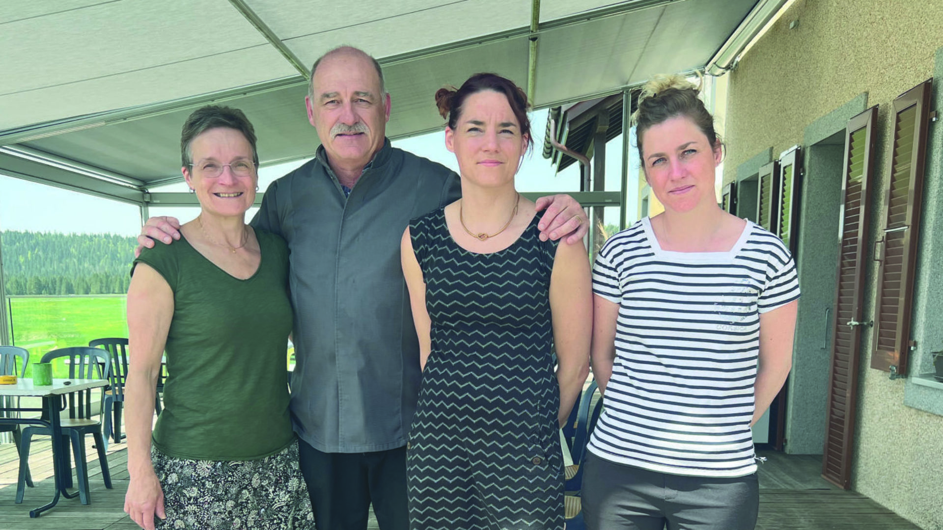 L’épouse Jocelyne et les filles Samantha et Nathalie entourent le « bichonné ». (photo ap)