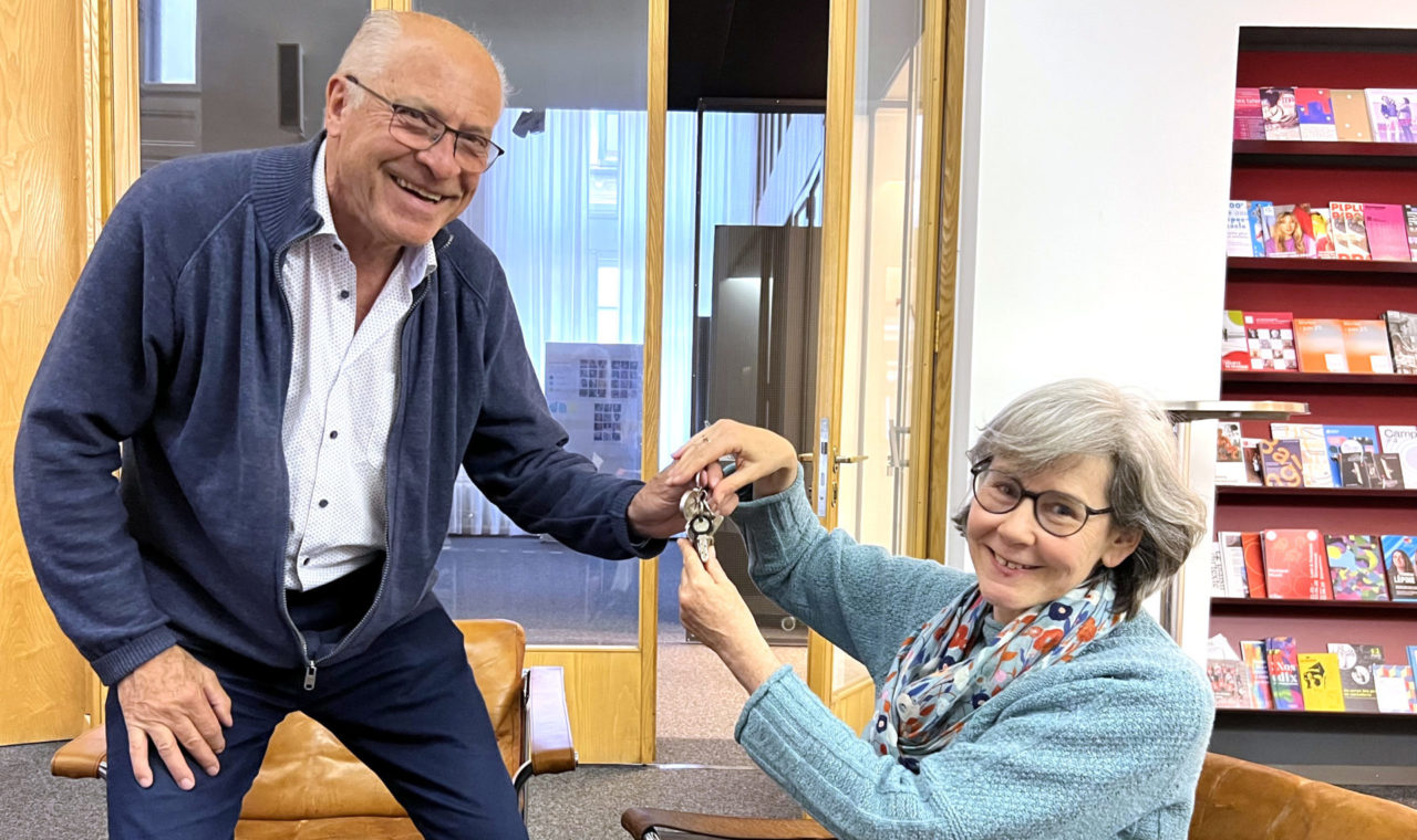 Passage des clefs tout sourire entre François Hainard et Ellen Hertz. (photo ap)