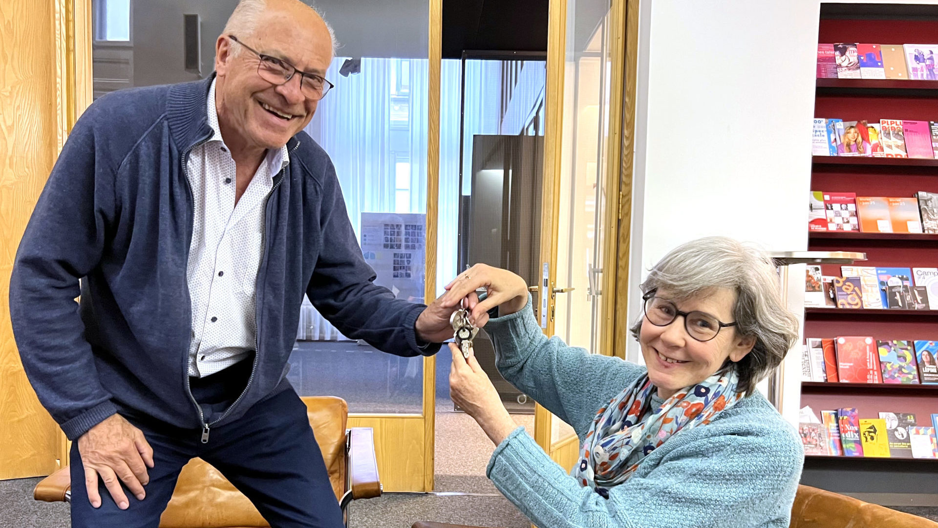 Passage des clefs tout sourire entre François Hainard et Ellen Hertz. (photo ap)