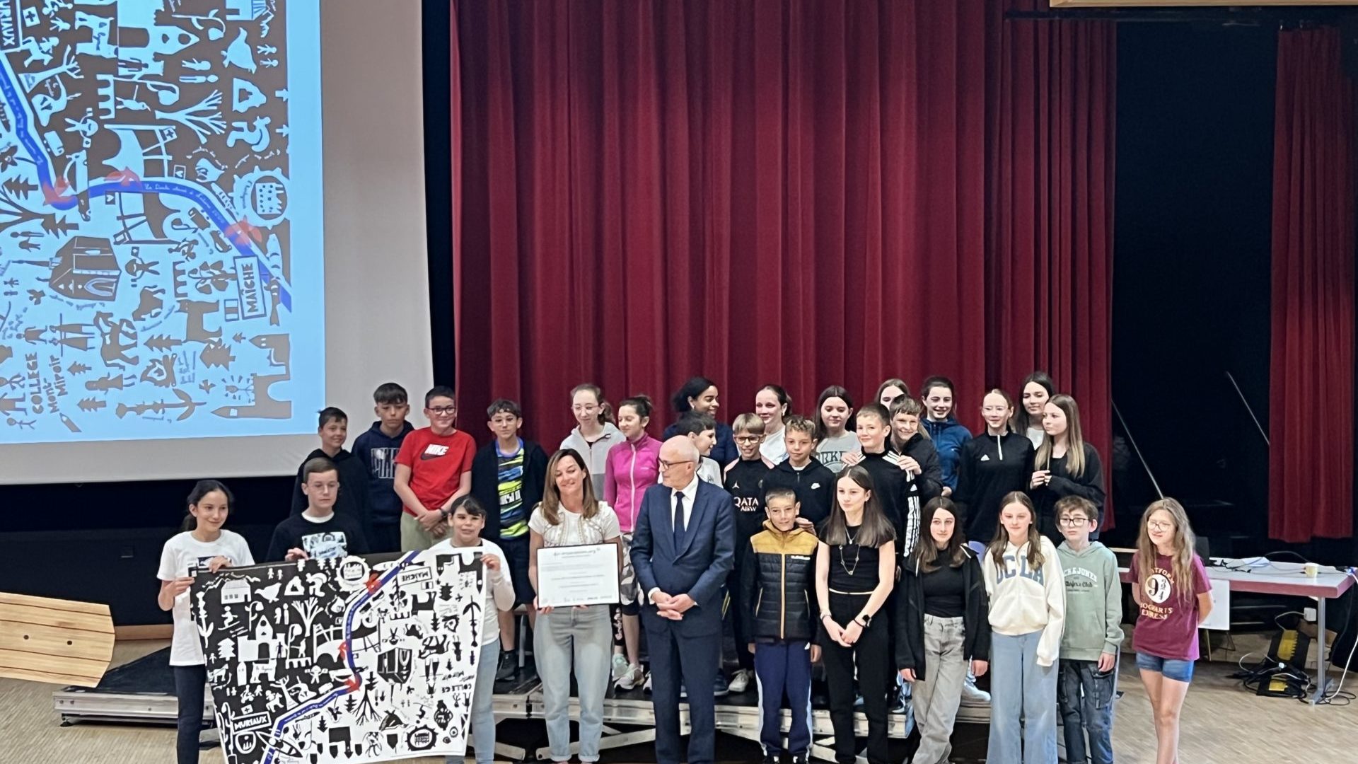 Le collège Mont Miroir de Maîche a réalisé un patchwork symétrique 
 pour montrer les similitudes entre les deux côtés du Doubs. (photo dr)