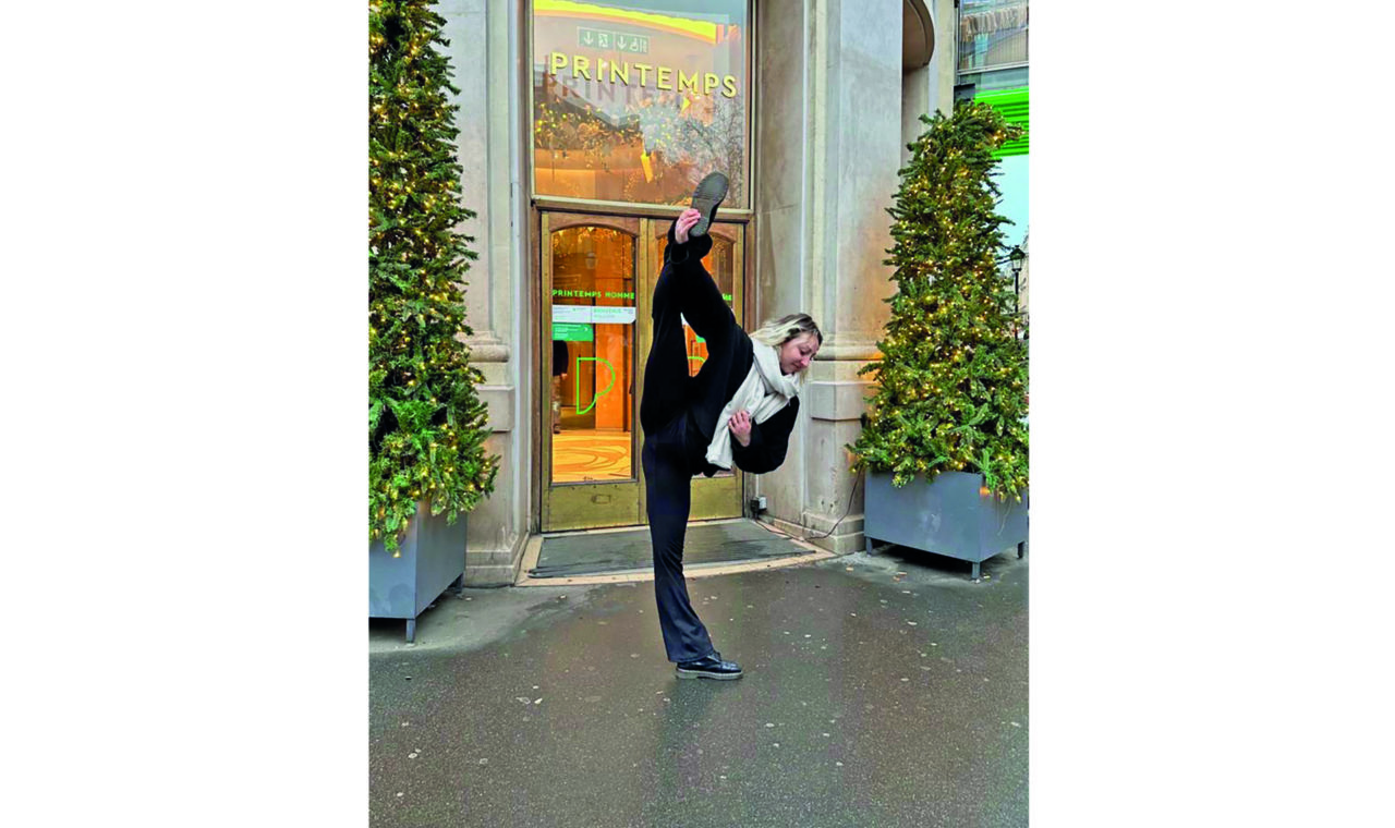Pour Noël, Mathilde Besana nous offre ce petit clin d’œil en direct de Paris ! Elle prend la pose en miroir de sa photo-signature dans nos colonnes ! (dr)