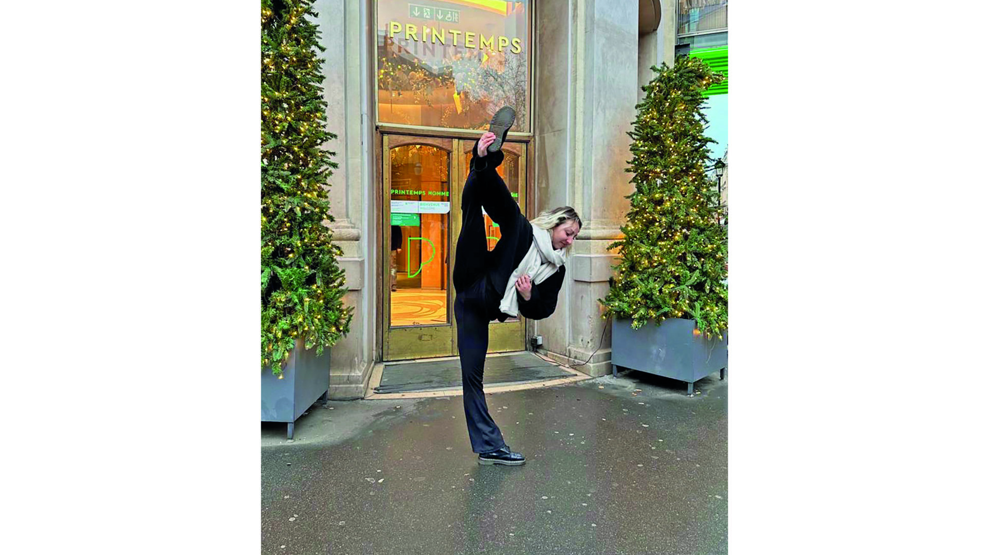 Pour Noël, Mathilde Besana nous offre ce petit clin d’œil en direct de Paris ! Elle prend la pose en miroir de sa photo-signature dans nos colonnes ! (dr)