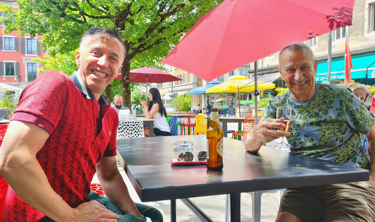 Julian Ascona et Roger Miguel Perez conversent sous le Soleil