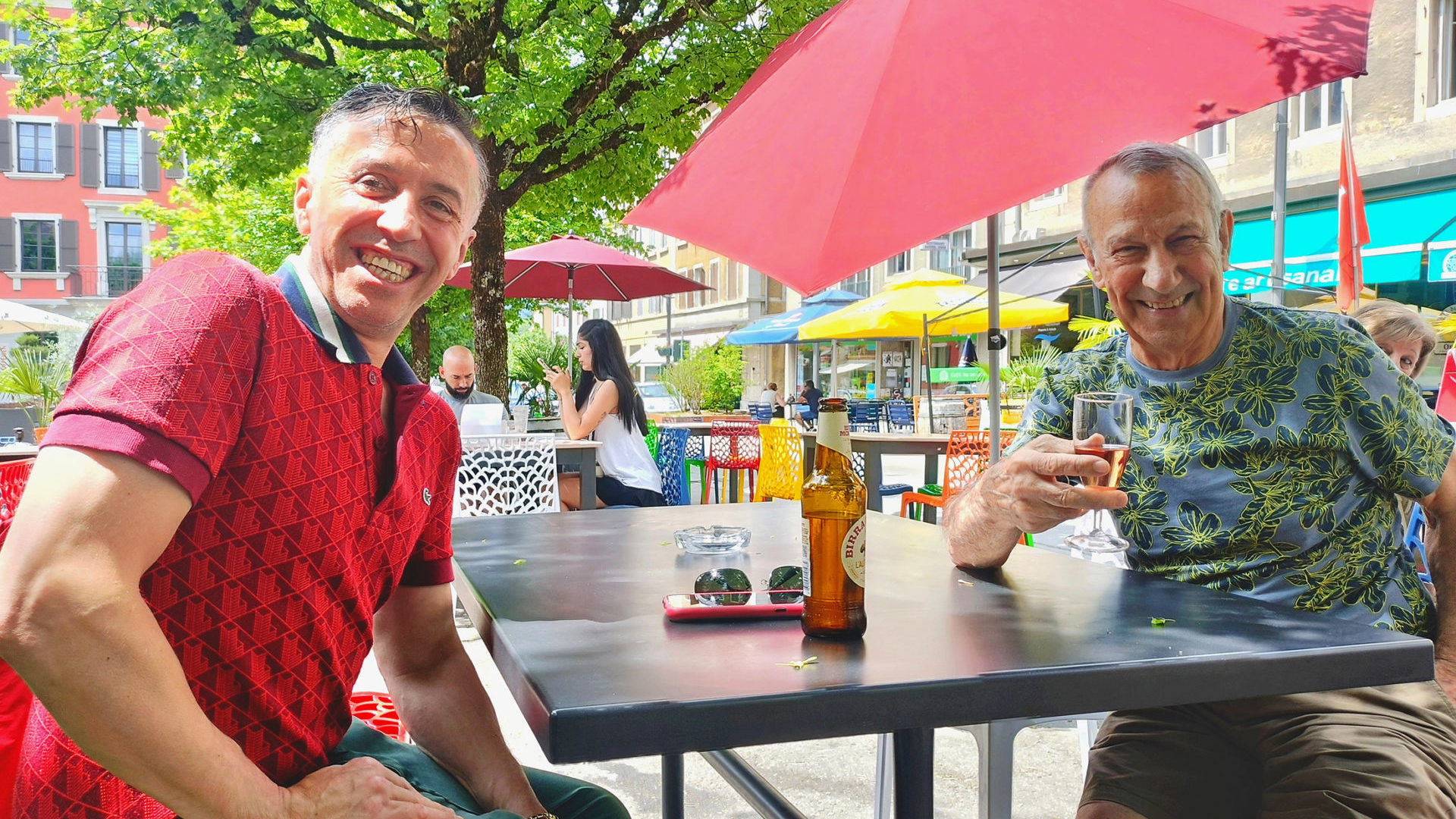 Julian Ascona et Roger Miguel Perez conversent sous le Soleil