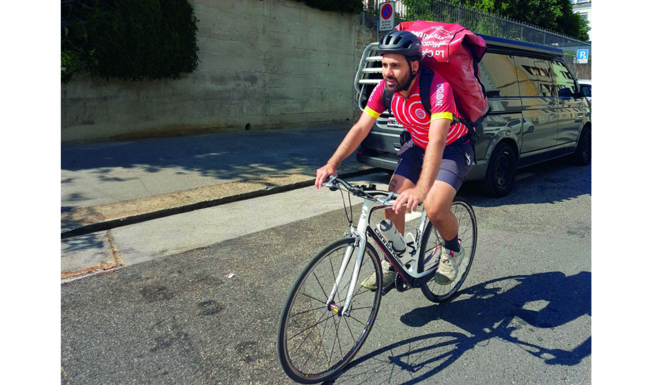 Malgré un sac rempli et le cagnard, le coursier Mathéo Quispe Apaza garde le sourire en toutes circonstances. (Photo ape)