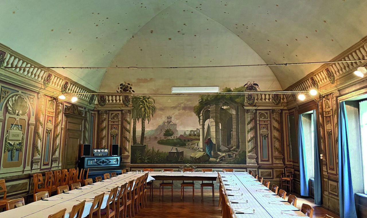 La salle de réunion dans son jus d’origine (ci-dessus), le bâtiment Envers 37 et la fresque murale avec symboles francs-maçons de l’Italien Francesco Coppa. (Photos  ap et OPAN)