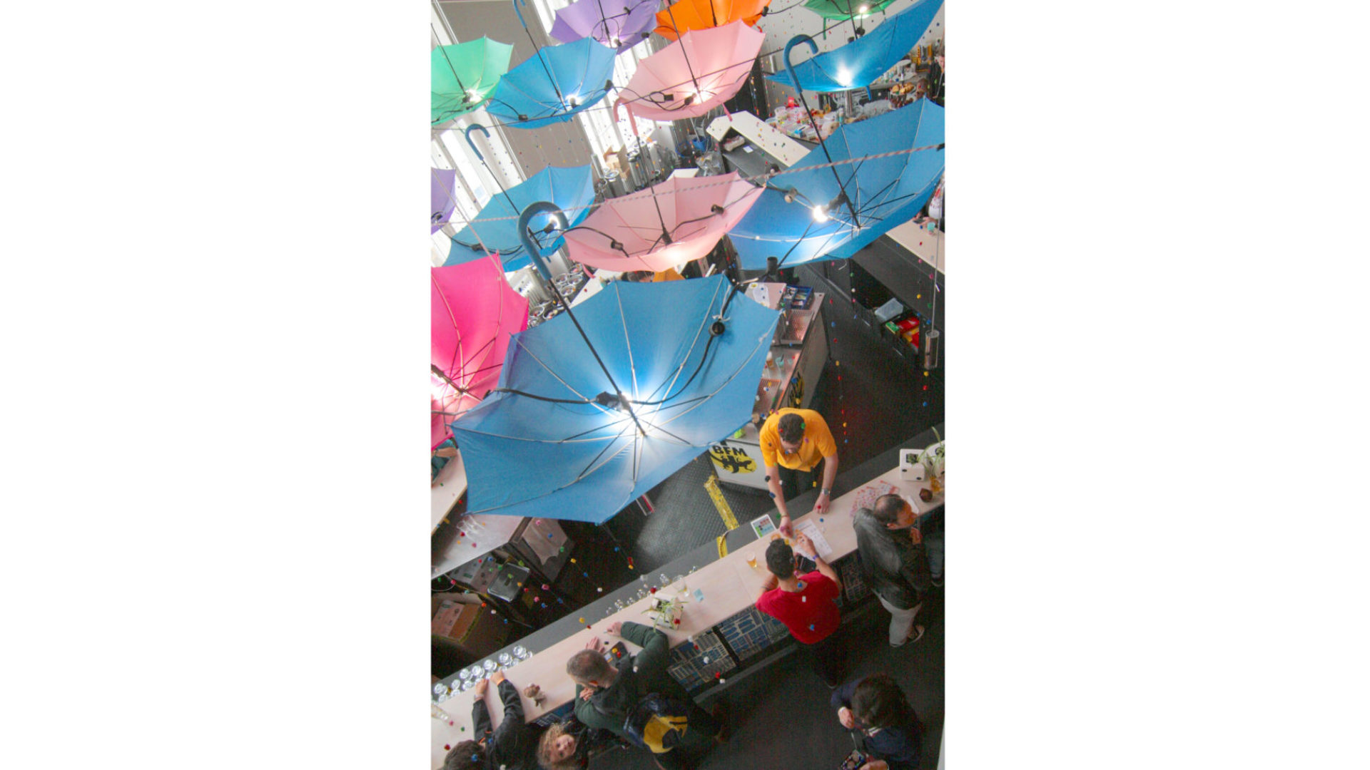 Quinzième édition, 2024. De la couleur dans la Maison du Peuple. Les parapluies retournés accueillent des lampes et ont des figurines en bois accrochées. (photo Ludesco)