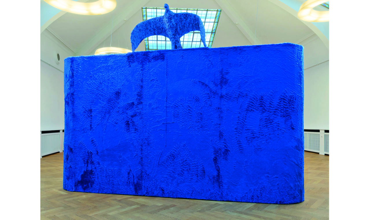 Irène Grundel: L'Oiseau bleu, bois, plâtre, cire, découvert dans les collections du musée, MBAL. Au-dessus, Marc Chagall : Le renard et les poules d'Inde. s.d., eau forte, MBAL