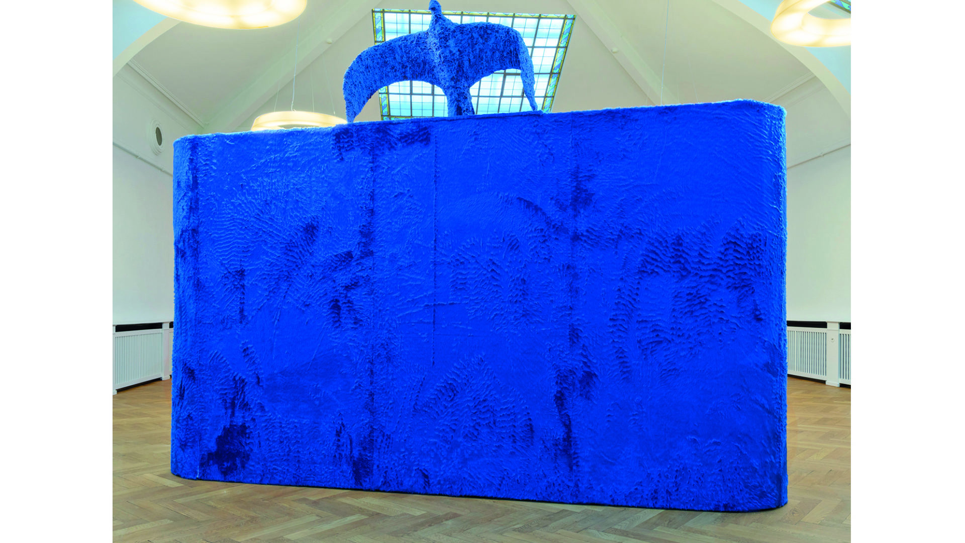 Irène Grundel: L'Oiseau bleu, bois, plâtre, cire, découvert dans les collections du musée, MBAL. Au-dessus, Marc Chagall : Le renard et les poules d'Inde. s.d., eau forte, MBAL