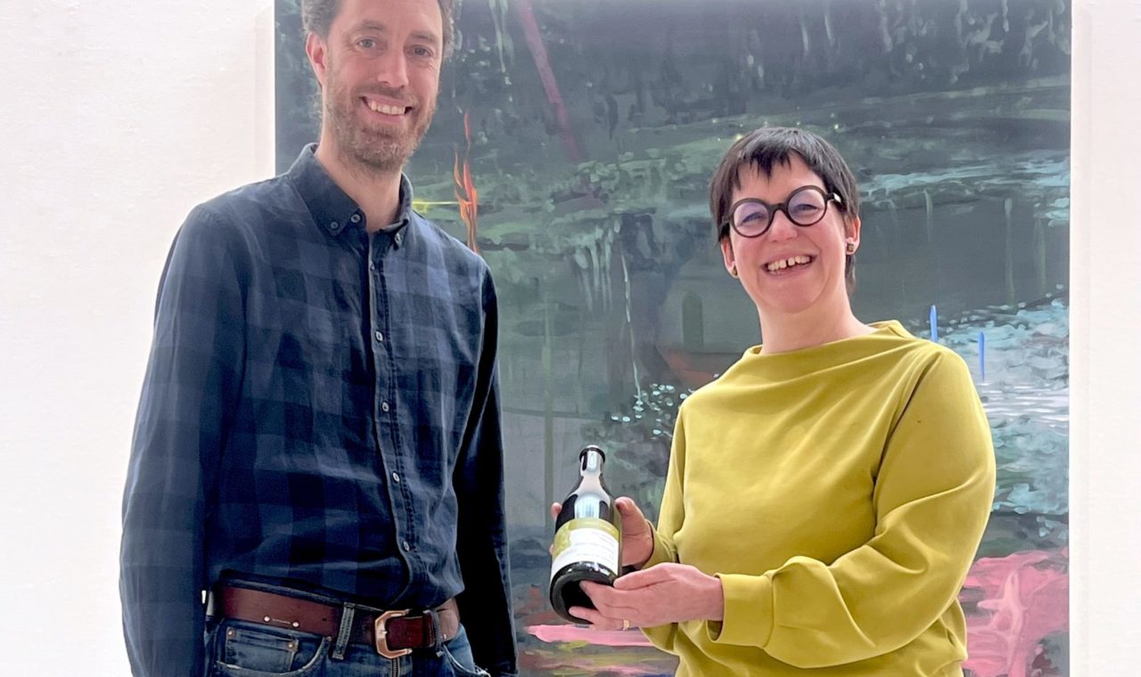 David Lemaire conservateur du Musée des Beaux-Arts et Sylvie Pipoz. En arrière-plan, une œuvre de Tenko (2025). Photos : ap